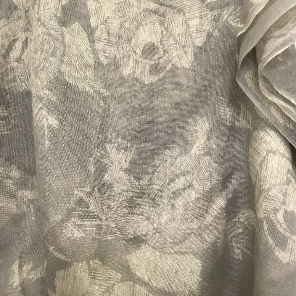 NWT Banana Republic Silk and Wool Light Gray Floral Sheer Scarf